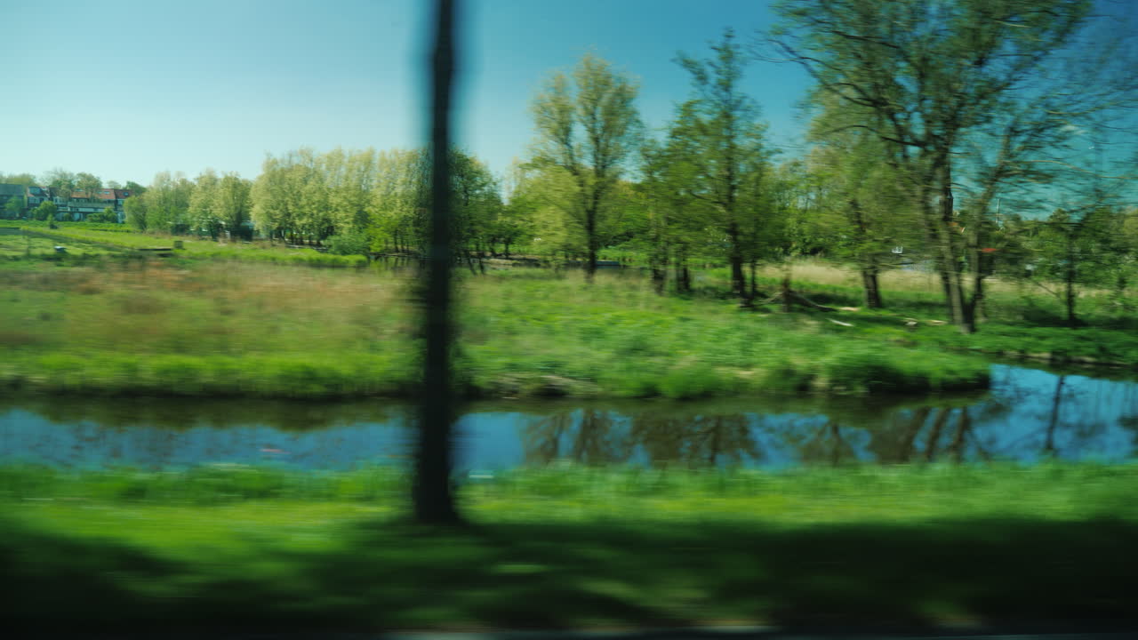 países bajos prados y canales verdes