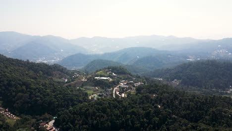 Atemberaubende-Landschaft-Von-Der-Drohne-über-Die-Berge-Im-Norden-Thailands