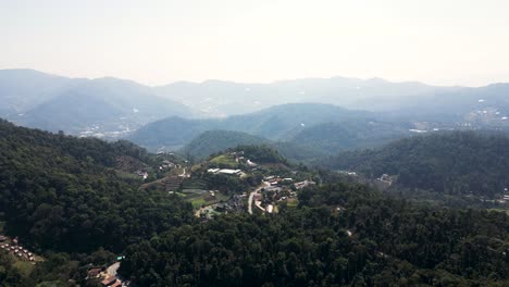 impresionante paisaje desde un avión no tripulado sobre las montañas en el norte de tailandia