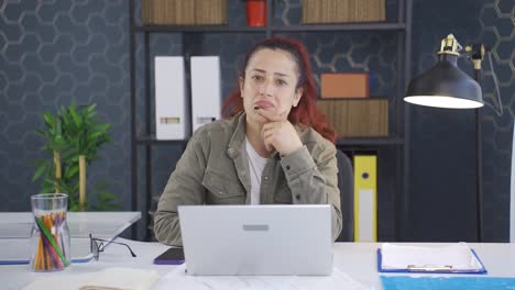 una mujer de negocios con una idea creativa.