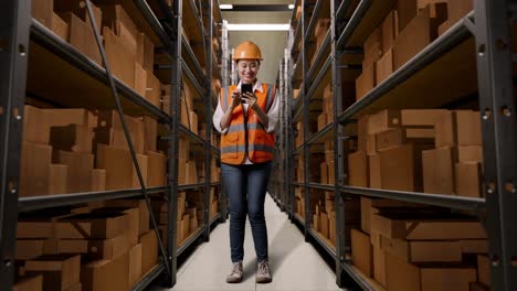 trabajador de almacén que utiliza un teléfono inteligente
