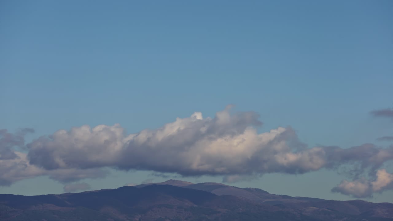 볼가리아의 발칸 산맥의 아름다운 언덕의 타임 스