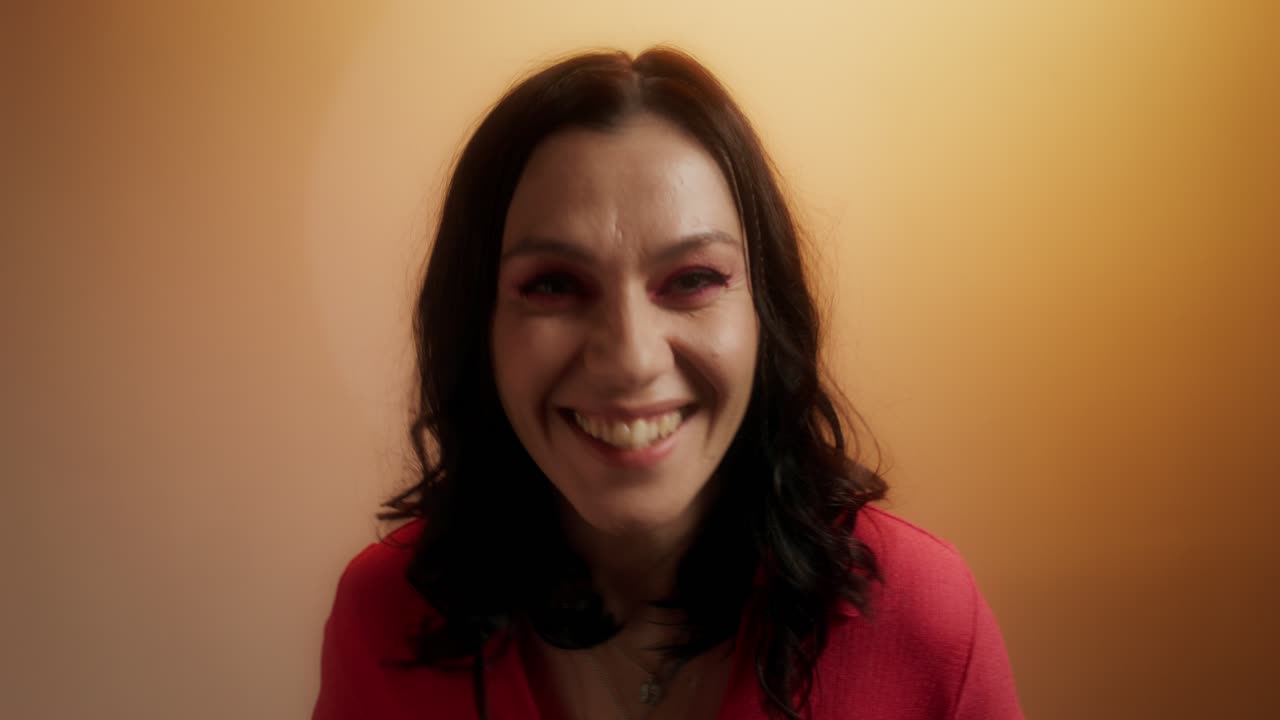 mujer riendo en un vestido rojo