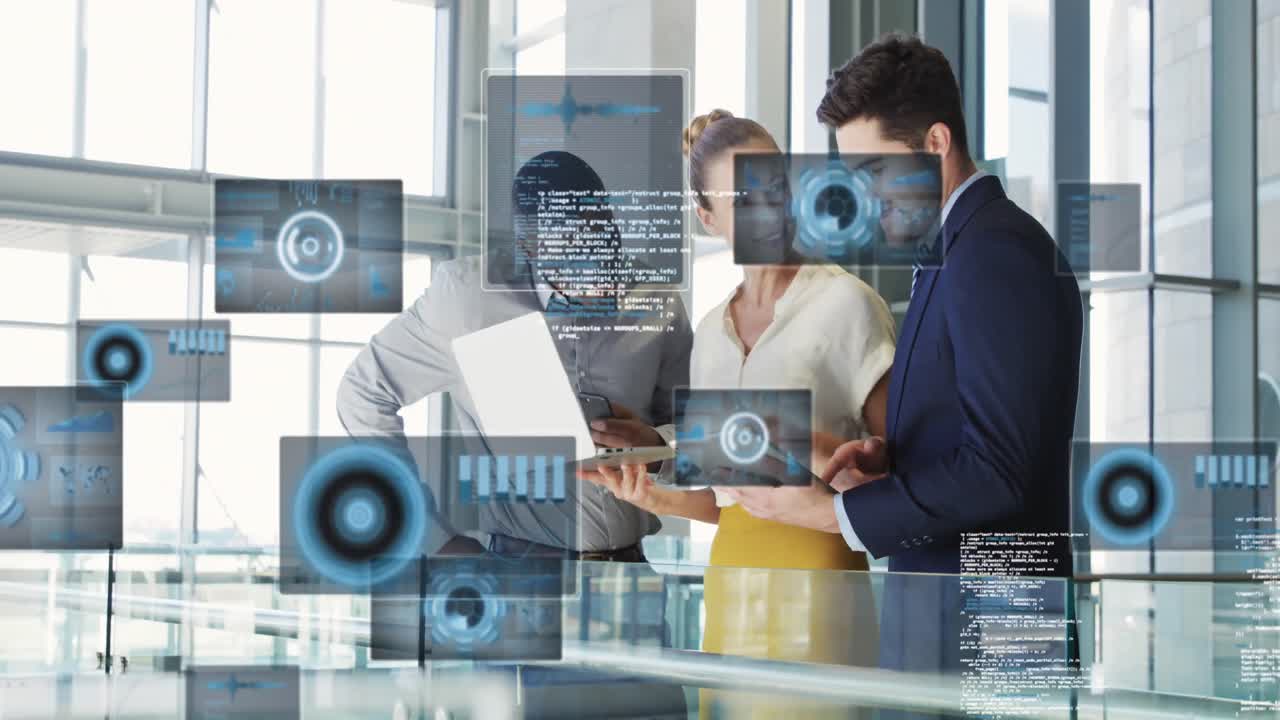 animación de gráficos, radar, lenguaje informático, diversos compañeros de trabajo discutiendo informes en la computadora portátil
