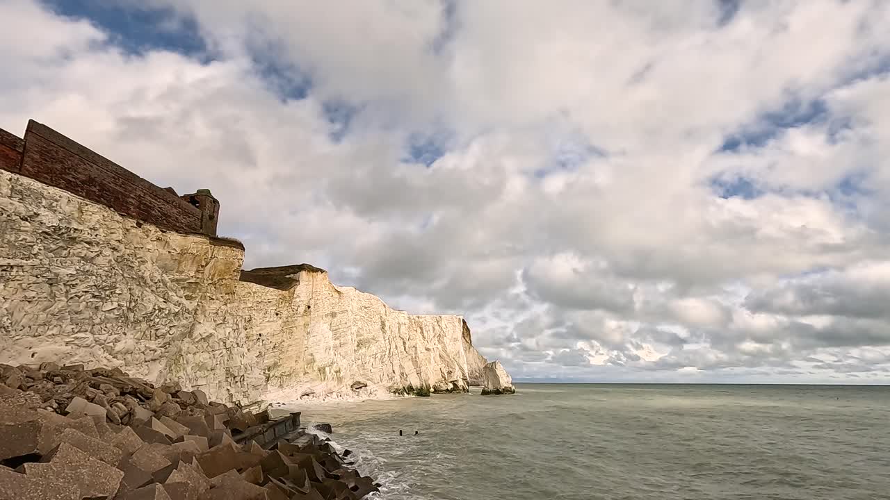 영국 동부 서섹스의 절벽에 부히는 파도