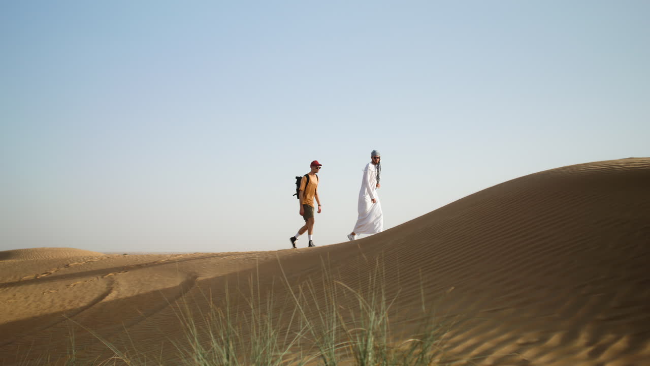 hombres en el desierto