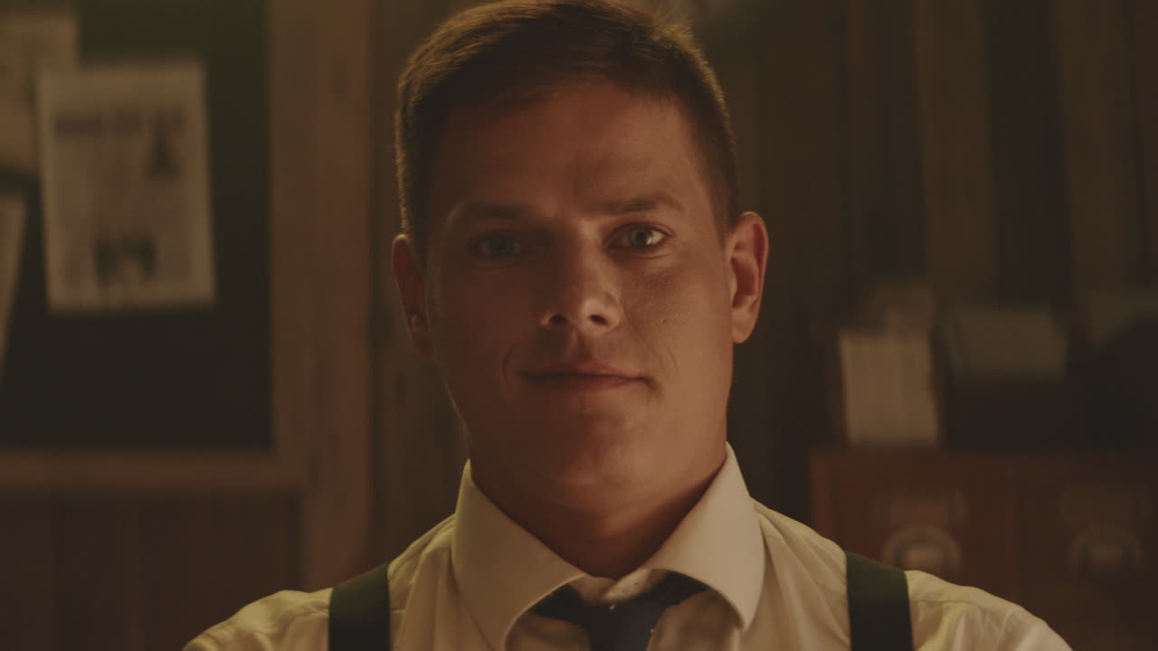 레트로 형식 의 옷 을 입은 남자 의 초상화