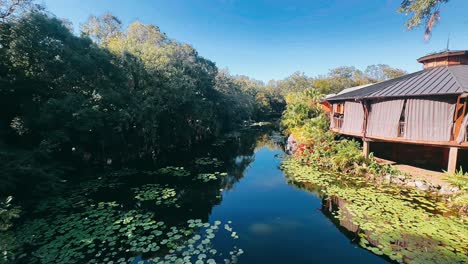 escena del río sereno con un edificio de madera