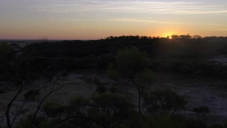 Amanecer-Sobre-Colinas-En-El-Interior-De-Australia-Cerca-De-Winton,-Queensland