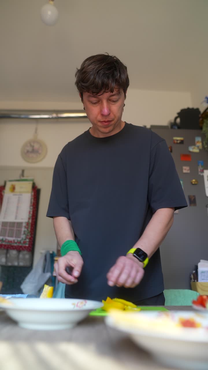 hombre cortando verduras en la cocina