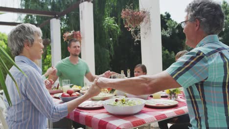 familia feliz comiendo juntos en la mesa