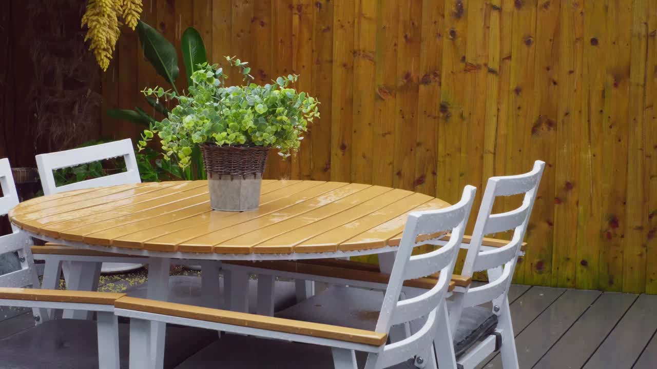 Minimalistic english modern garden