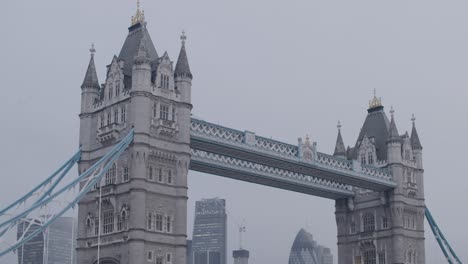 Toma-Amplia-Capturando-El-Puente-De-La-Torre-En-Londres-En-Un-Día-Nublado