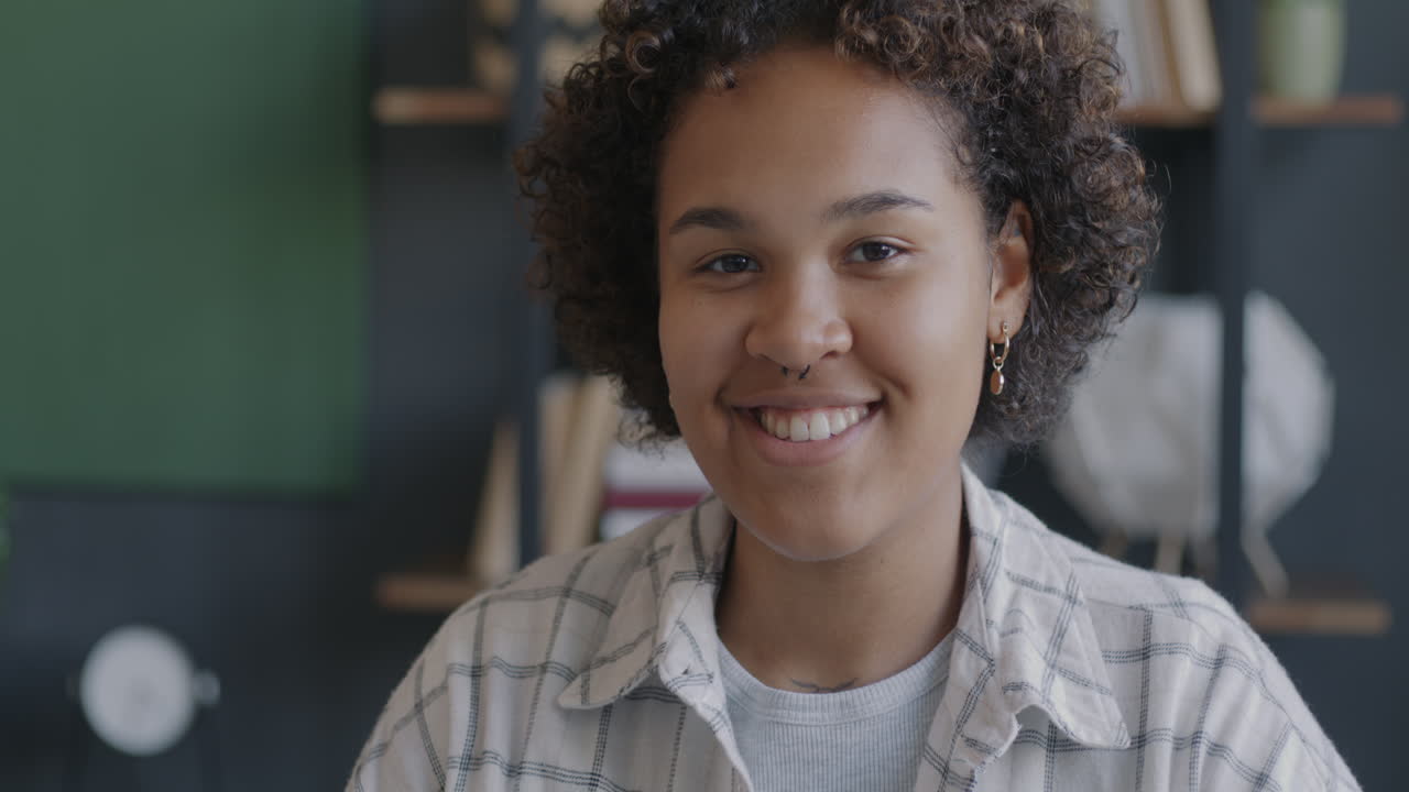 retrato de una mujer joven sonriente