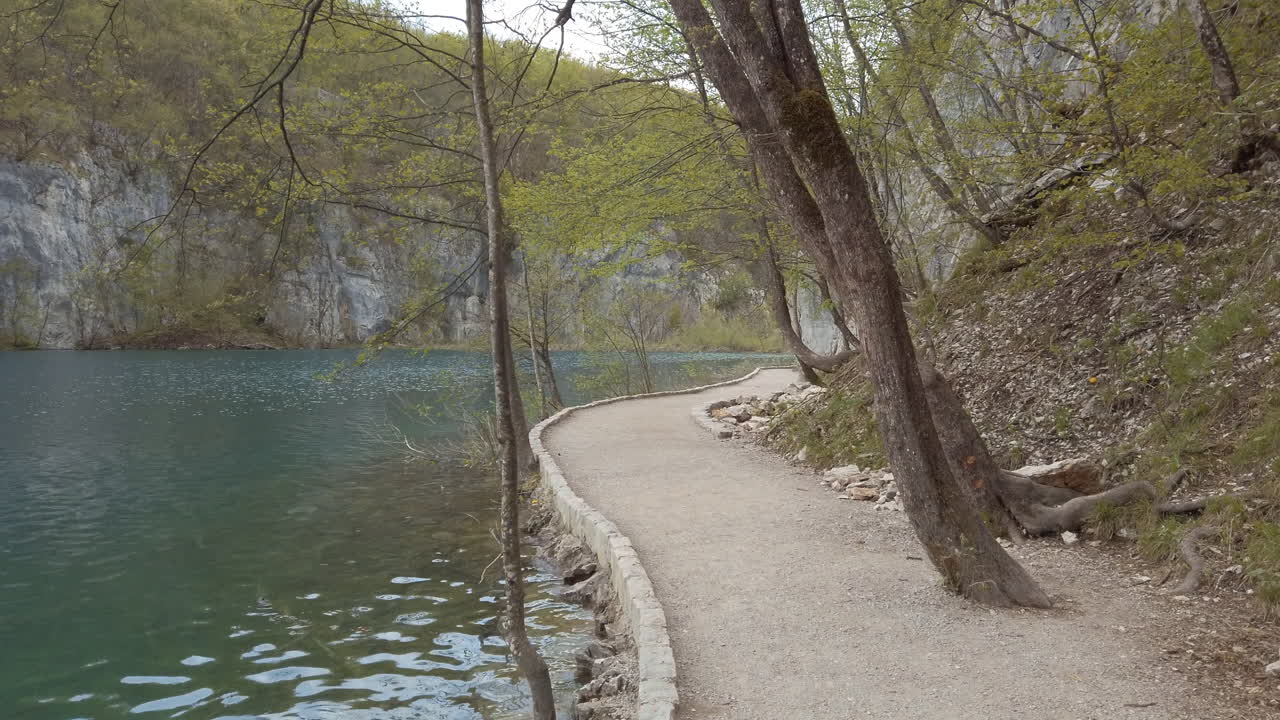 맑고 푸른 호수와 산 절벽 사이의 오솔길 3