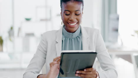 Mujer-Negra,-Tableta-Y-Sonrisa-Para-Las-Redes-Sociales