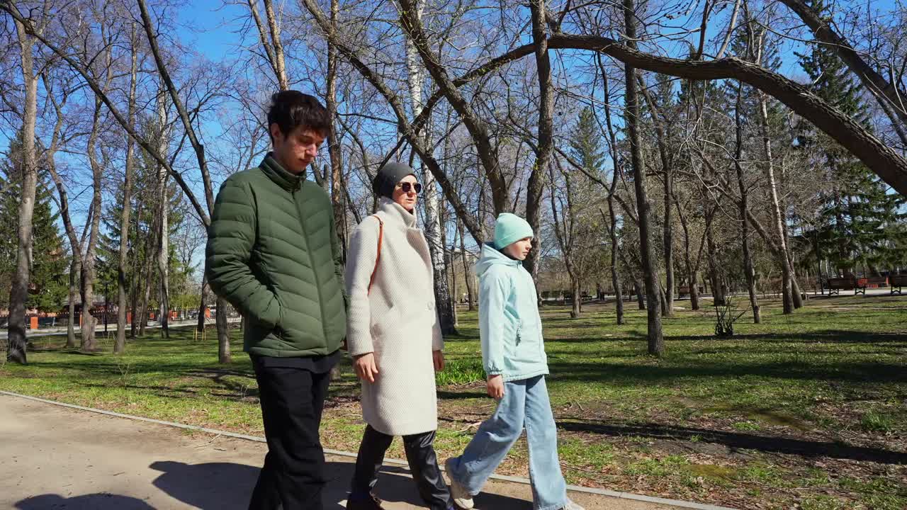 Familia paseando junta en un día soleado en un parque