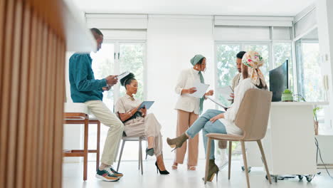 Mujer-De-Negocios,-Trabajo-En-Equipo-O-Oradora-En-Formación