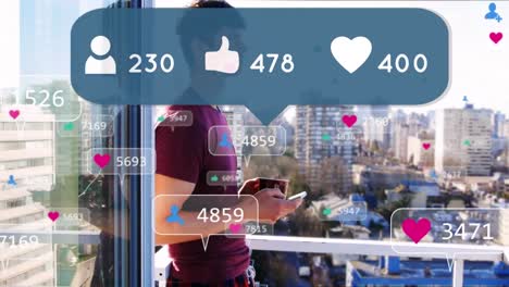 Digitale-Symbole-Auf-Mehreren-Sprechblasen-Mit-Steigender-Zahl-Gegen-Mann,-Der-Sein-Smartphone-Nutzt