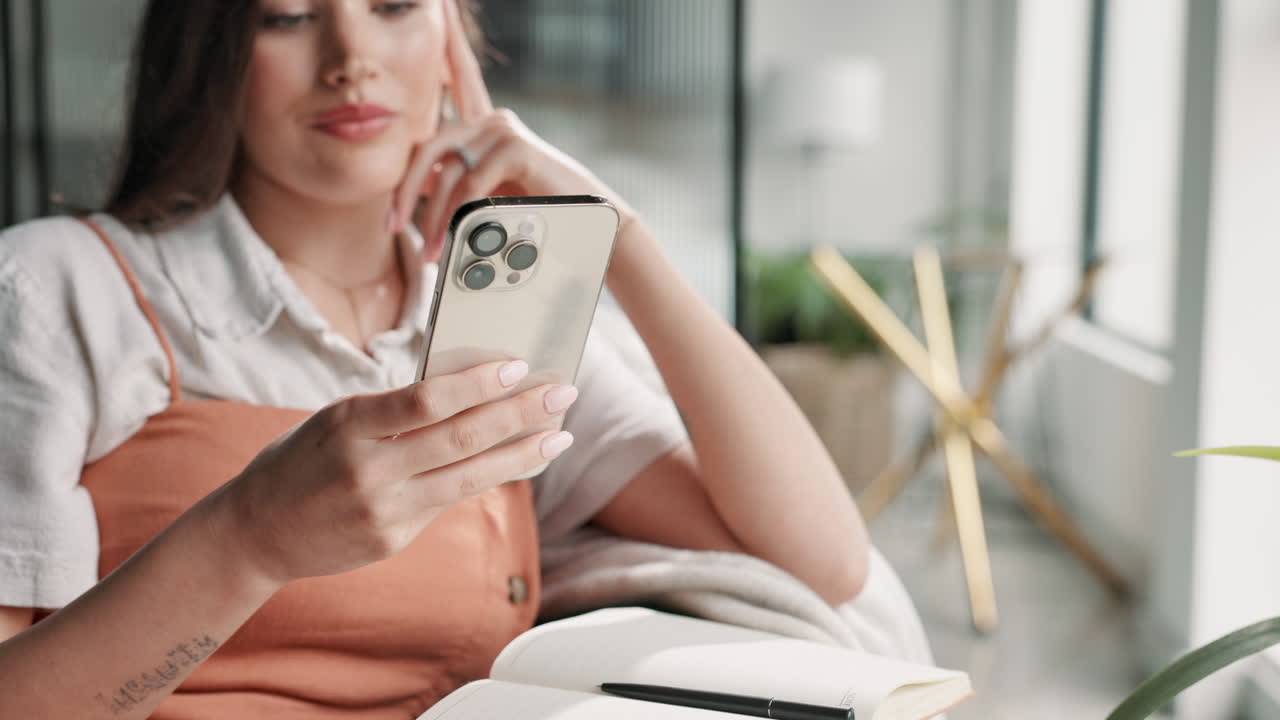 mujer usando teléfono inteligente en el interior