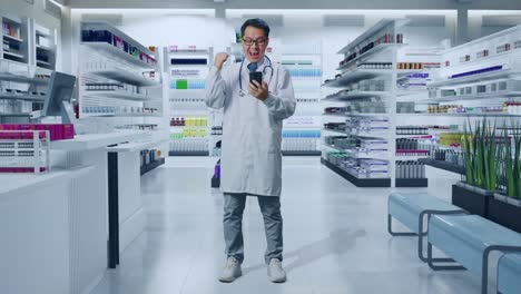 약국에서 스마트폰을 사용하는 행복한 약사