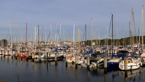 Im-Yachthafen-Von-Lübeck-Travemünde-Liegen-Zahlreiche-Segelschiffe