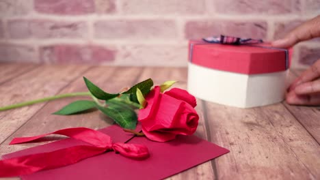 regalo romántico con una rosa roja