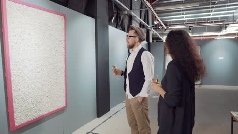 pareja viendo arte en una galería de arte