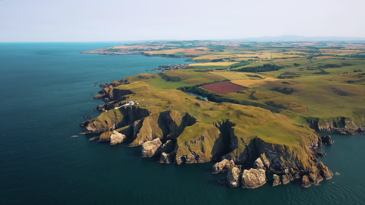 aerial de los acantilados escoceses y el punto de referencia escocés icónico: st abbs head en la costa de escocia, islas británicas