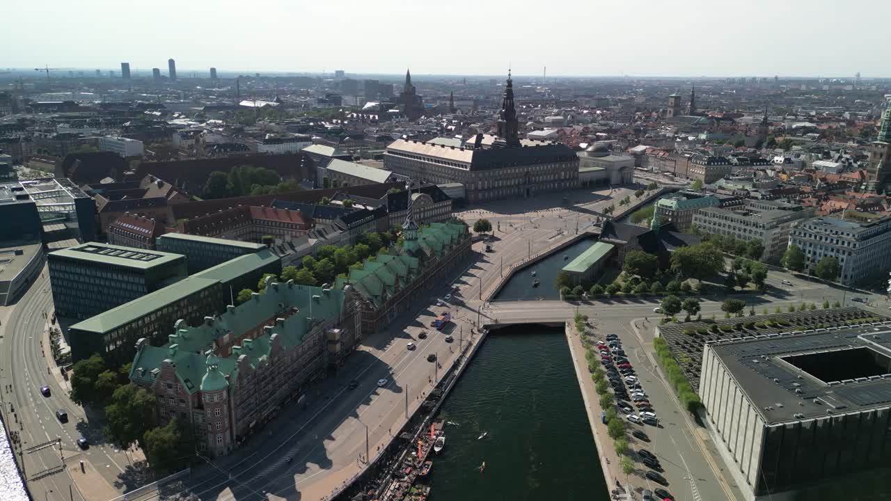 Christiansborg Slot og Børsen, stigende luftoptagelse, København, Danmark