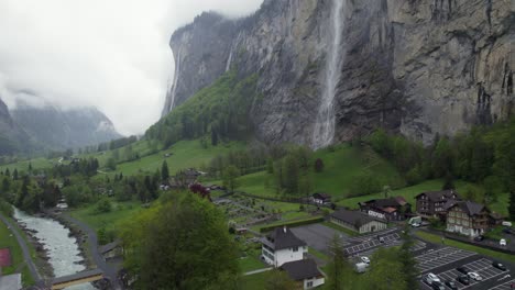 Ciudad-Turística-De-Lauterbrunnen-Con-Hermosa-Cascada-En-Día-Lluvioso,-Panorama-Aéreo