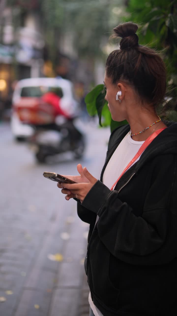 mujer usando el teléfono en la calle de la ciudad