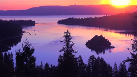 un hermoso amanecer que establece una toma de la bahía esmeralda en el lago tahoe 3