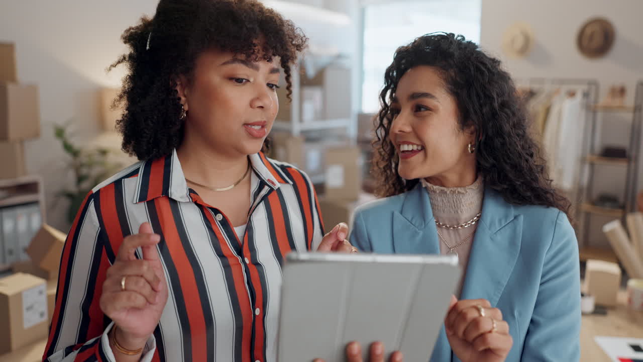 Kvindelige designere, tablet og kasser til samtale