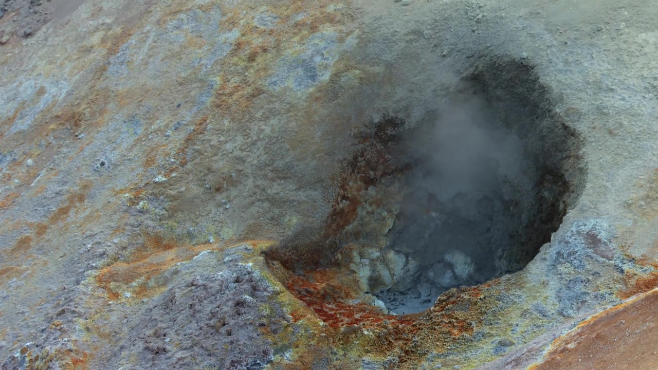 Statisk bild av en ångande geotermisk lerkrater i Lassen Volcanic National Park, Kalifornien, USA