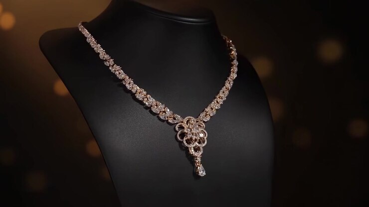 Elegante collana di diamanti su un espositore