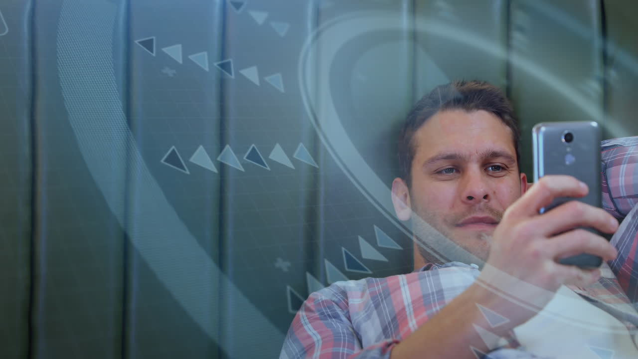 animación de escáner redondo contra hombre caucásico sonriendo mientras usa un teléfono inteligente