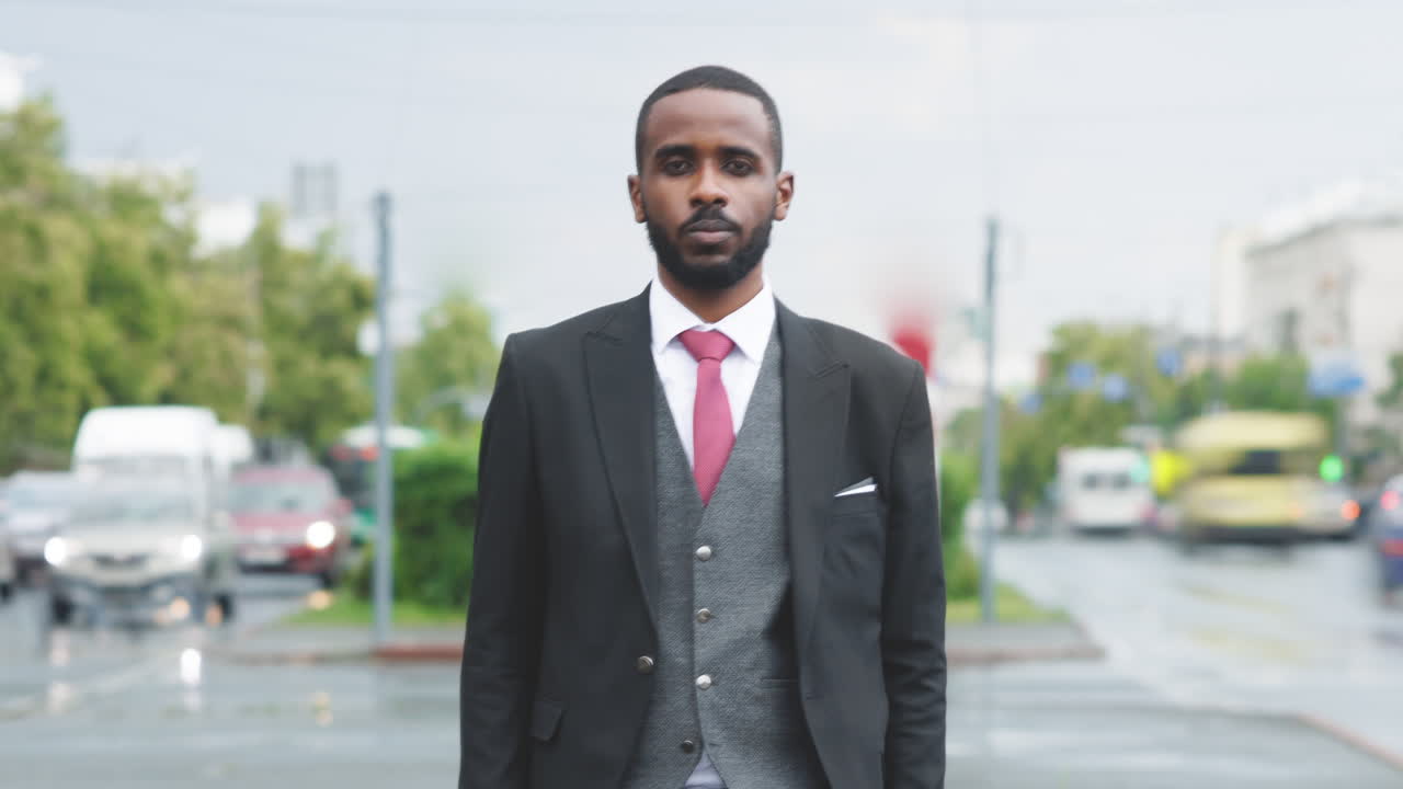 hombre de negocios en una calle de la ciudad