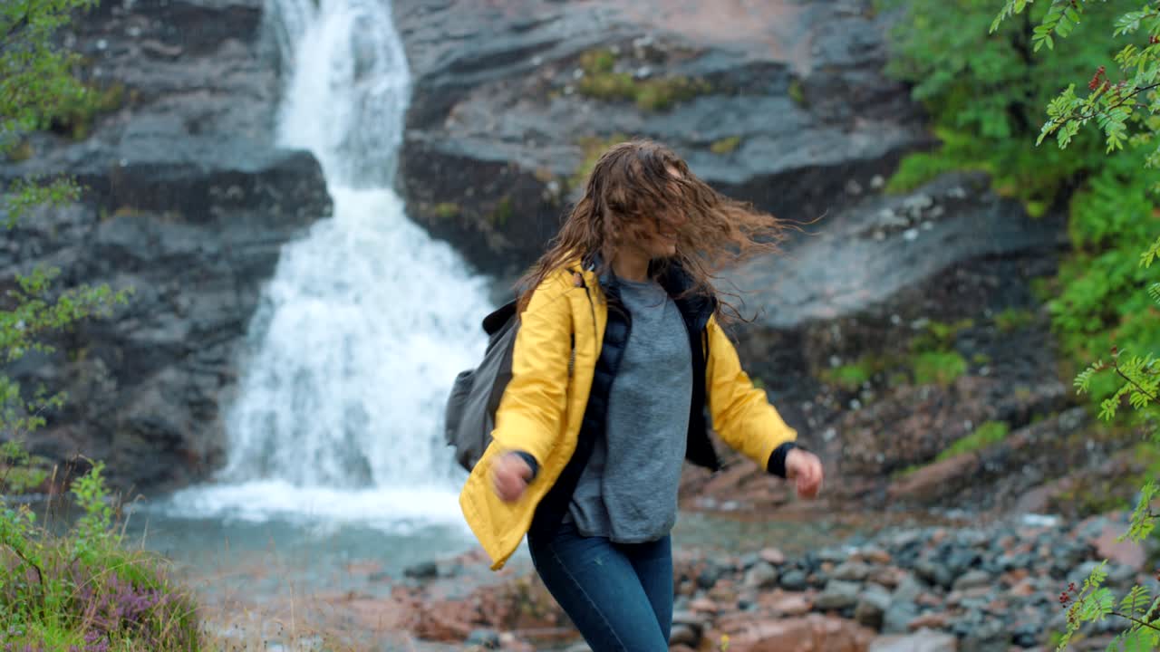 숲 속의 분수 앞에서 춤을 추는 여성의 4k 비디오 영상
