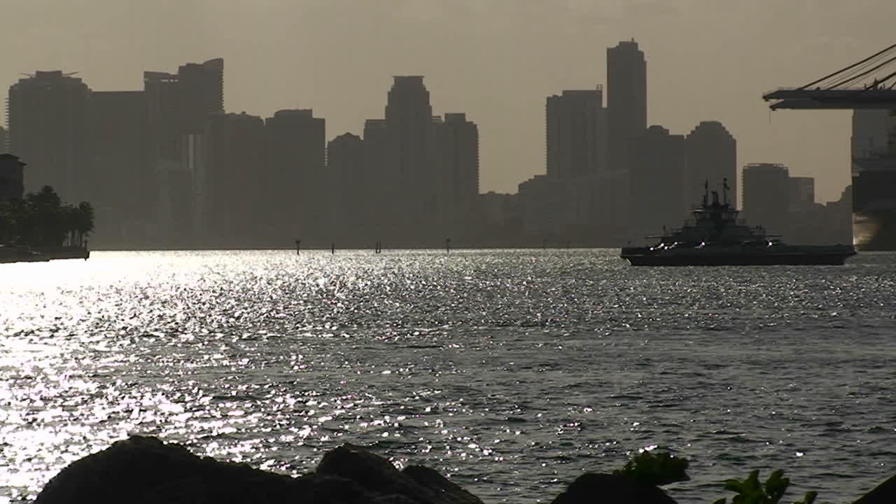 페리 보트가 마이애미 항구를 가로지릅니다.
