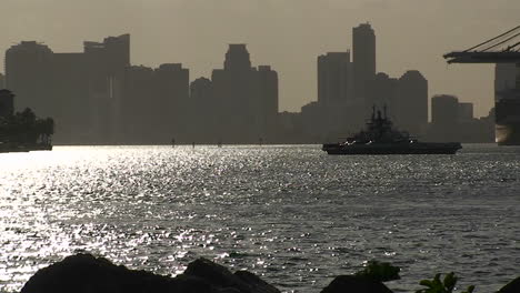 Un-Ferry-Cruza-El-Puerto-De-Miami