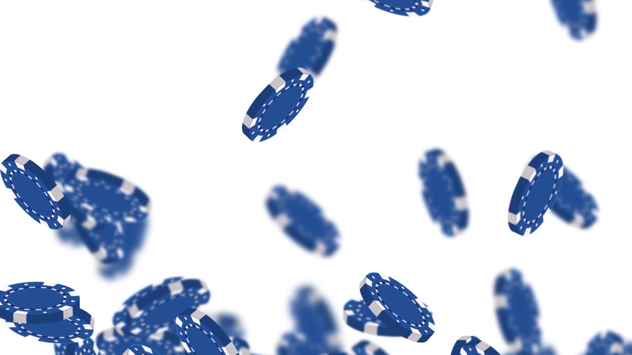 Fiches da gioco blu che cadono e rimbalzano su uno sfondo bianco pulito con profondità di campo ridotta.