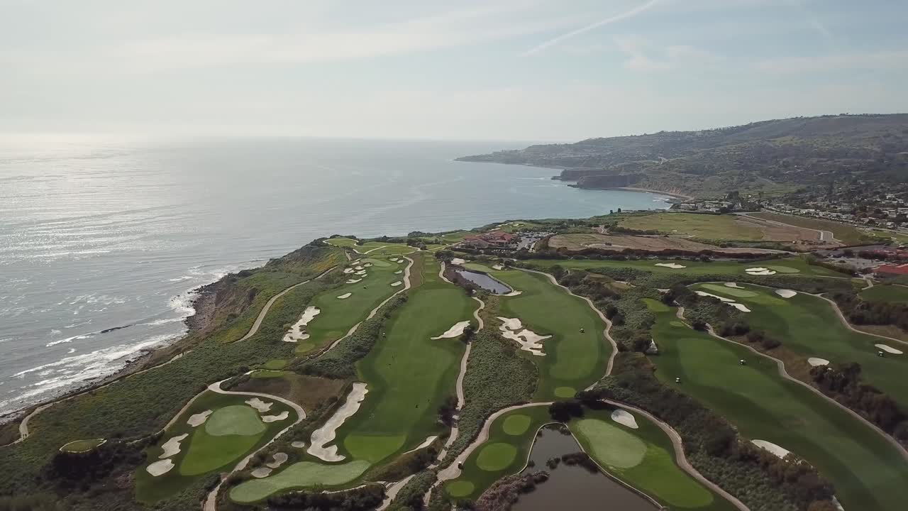 로스앤젤레스 (캘리포니아) 의 숨길 만한 골프 코스의 드론 은 아름다운 따뜻하고 이 많은 날에 해가 지는 바다 바로 에 절벽을 내려다보고 있습니다.