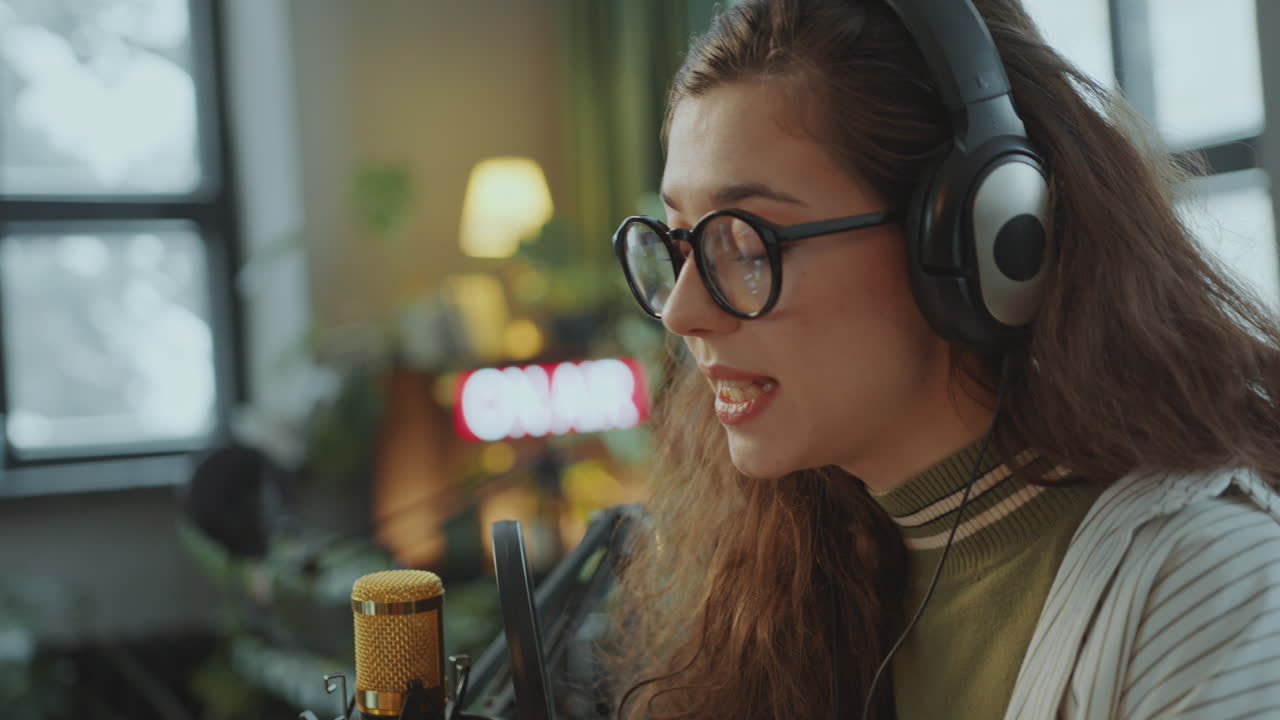 niña de la generación z con auriculares hablando en micrófono durante la grabación de podcast