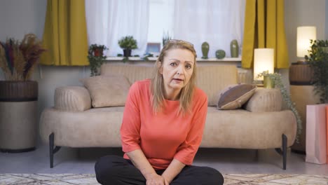 mujer mirando a la cámara con una expresión curiosa.