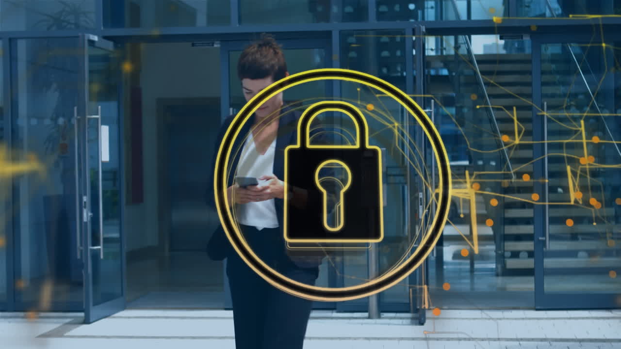 animación de candado, patrón de navegación, mujer biracial usando teléfono móvil mientras sale de la oficina
