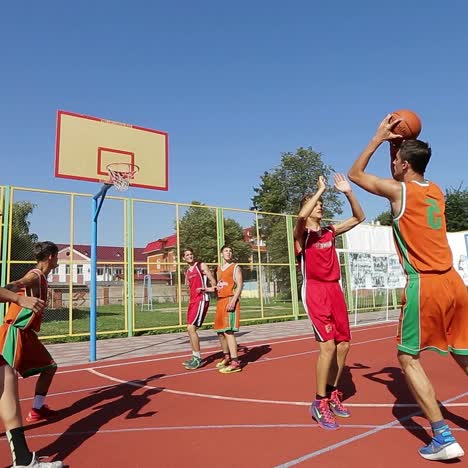 hombre en forma jugando al baloncesto