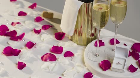 Tischset-Für-Einen-Romantischen-Heiratsantrag-Mit-Champagner-Und-Verlobungsring