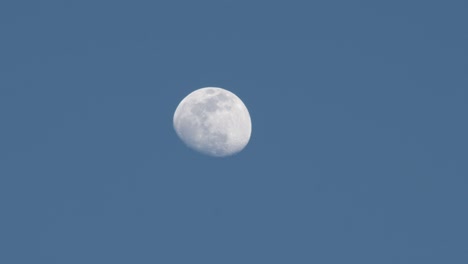 Der-Mond-Glüht-Vor-Einem-Hellblauen-Himmel