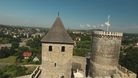 Toma-Dinámica-Aérea-Del-Antiguo-Castillo-Medieval-4k